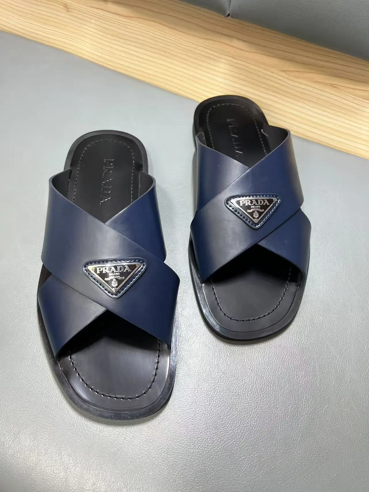 340💰PRADA Prada’s latest slippers are synchronized with the official website. This slipper is made of the brand’s unique and iconic Saffiano leather. The brand logo jumps out from the double straps, and the brand style is clearly visible. Cowhide gives men elegant charm and functional design, making it an ideal choice for vacation and leisure. Size:38-45